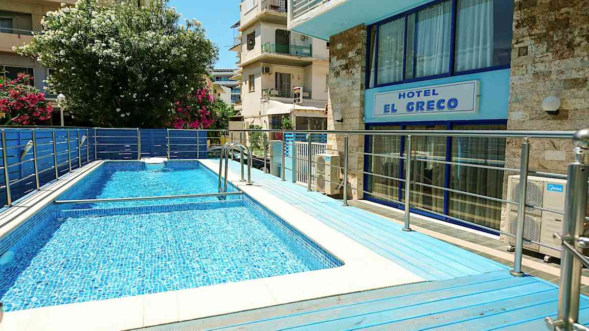 Bassengområde ved hotell El Greco. (AI-generert tekst)
