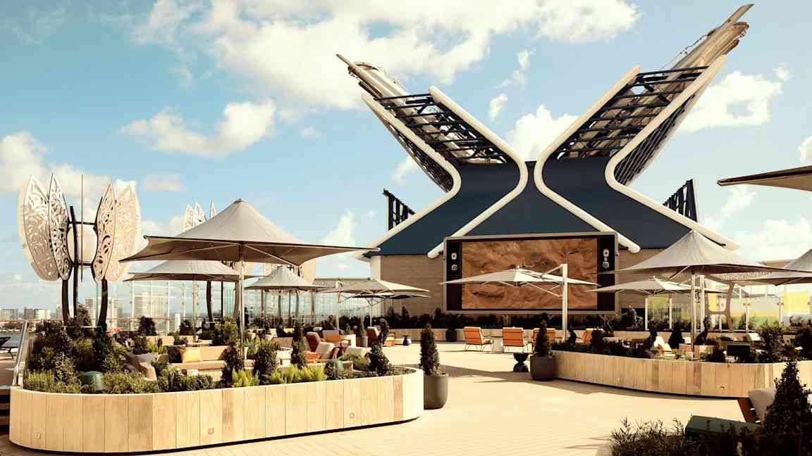 Et moderne utendørsområde med parasoller, sitteplasser og planter på et cruiseskip. (AI-generert tekst)