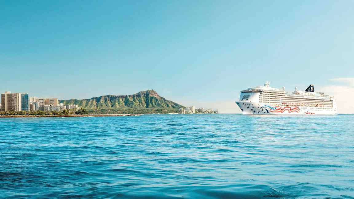 Et cruiseskip seiler nær en kystlinje med fjellkjede og bygninger. (AI-generert tekst)