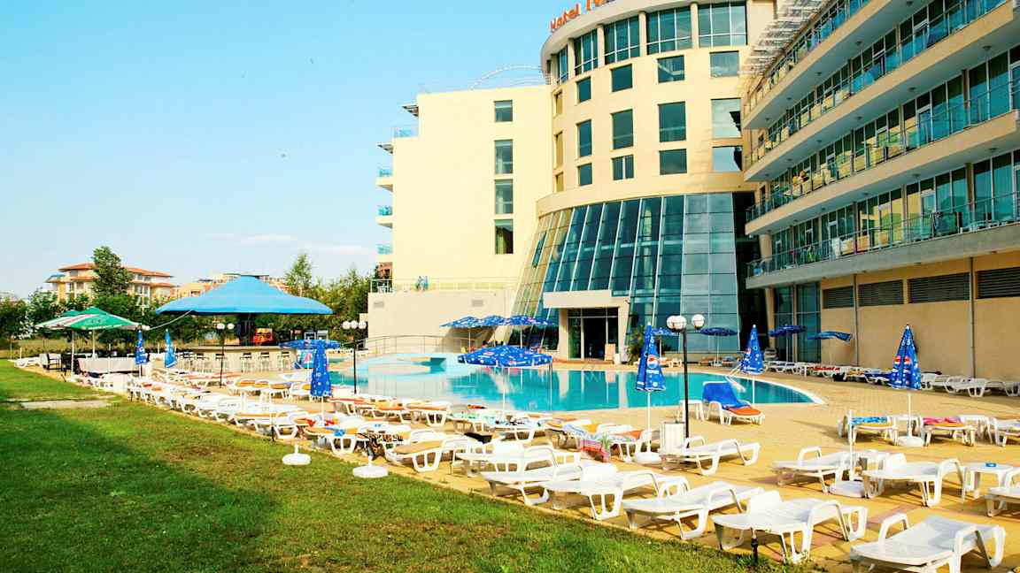 Hotellbassengområdet med solsenger og parasoller. (AI-generert tekst)