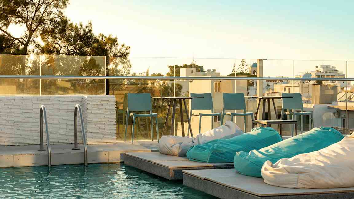 Et basseng med sitteplasser ved solnedgang. (AI-generert tekst)