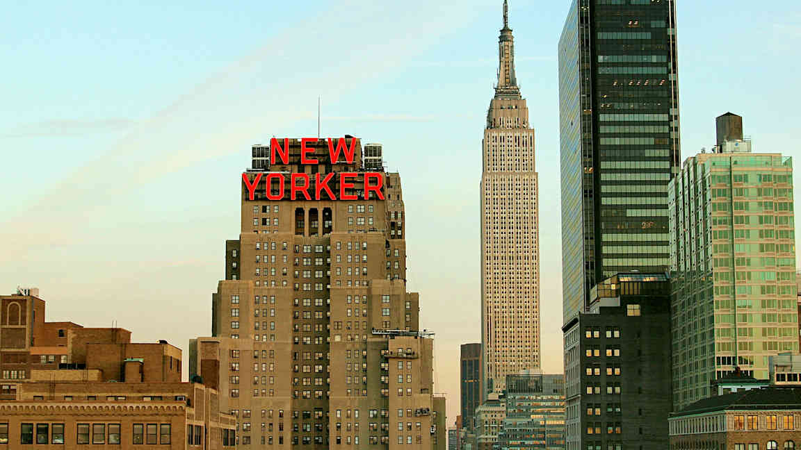 Et bilde av byens silhuett med en bygning merket "New Yorker" og omkringliggende skyskrapere. (AI-generert tekst)