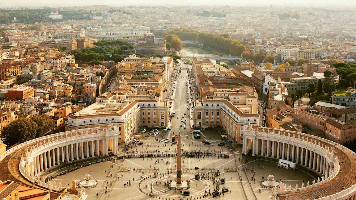 Utsikt over Petersplassen i Vatikanstaten, omgitt av bygninger og pilegrimsvandringer. (AI-generert tekst)