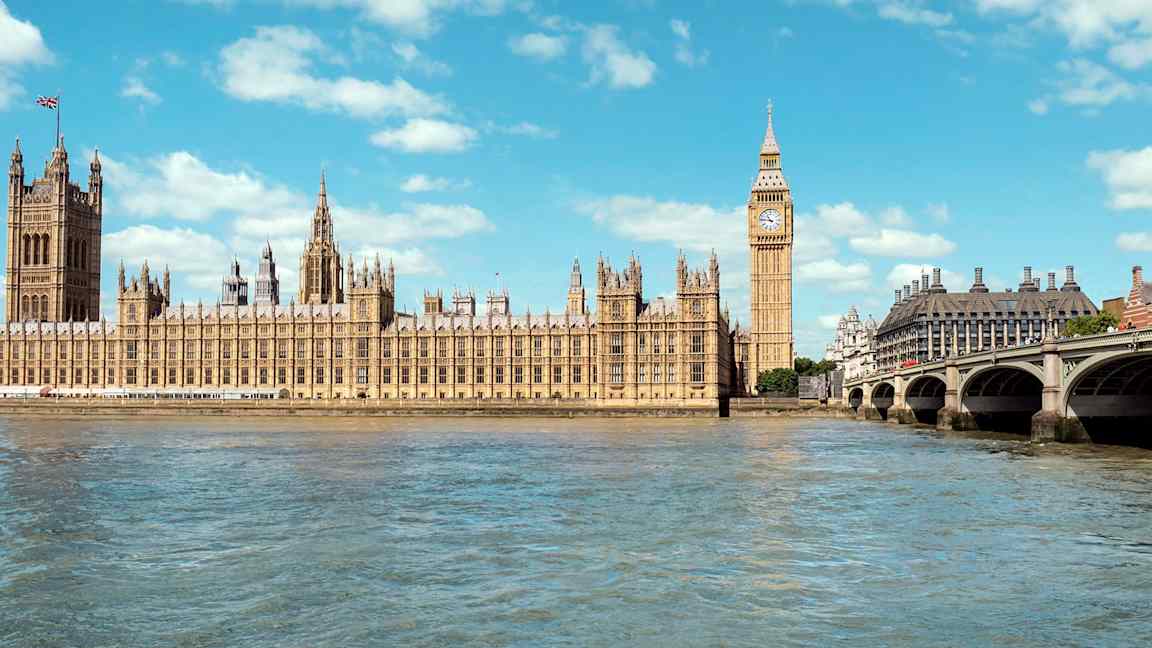 Bilde av Big Ben og Houses of Parliament i London, med elven Themsen i forgrunnen. (AI-generert tekst)