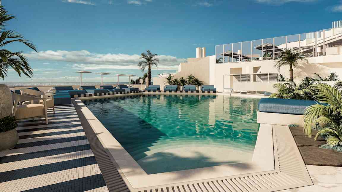 Solrik bassengområde med solsenger og parasoller omgitt av palmer. (AI-generert tekst)