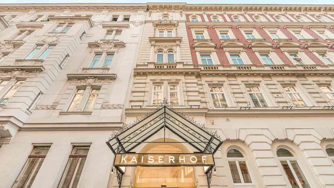 Bygningens fasade med inskripsjonen 'Kaiserhof' ved inngangen. (AI-generert tekst)