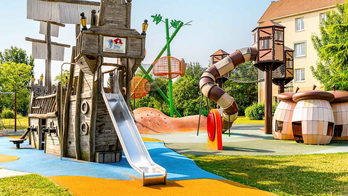 Lekeplass med skip og sklier. (AI-generert tekst)