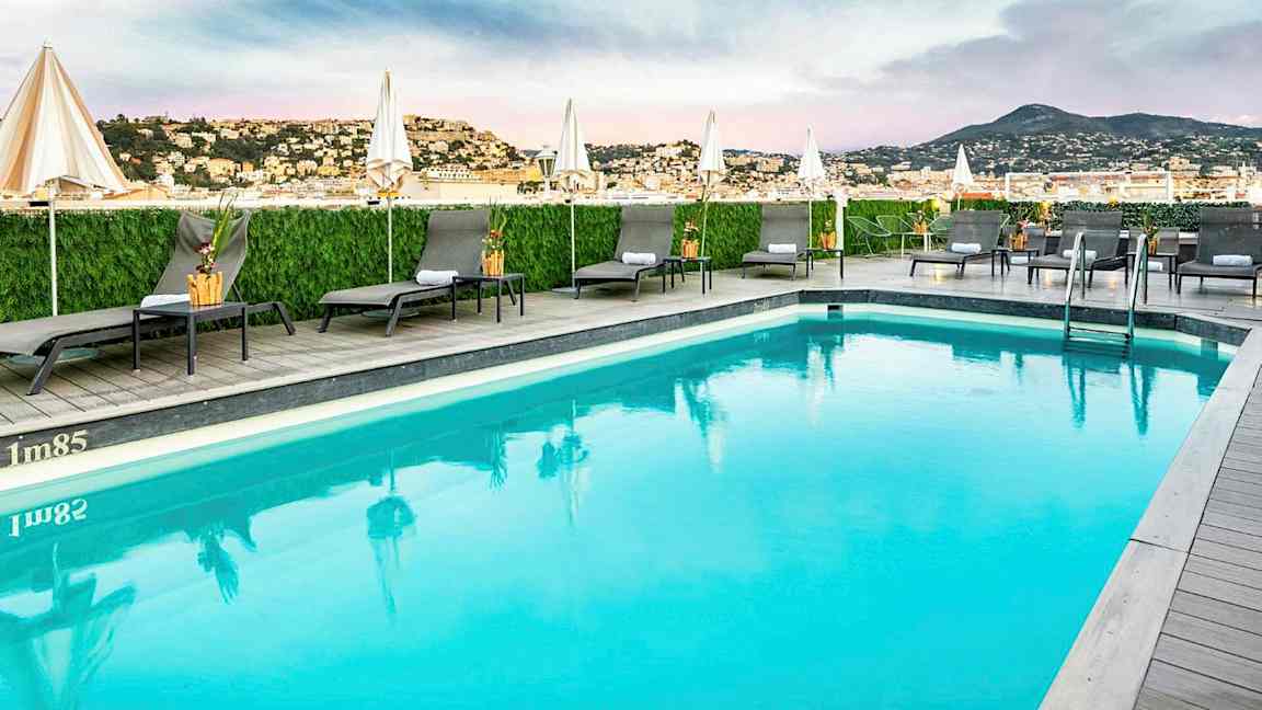 Utendørs svømmebasseng med solsenger og parasoller. (AI-generert tekst)