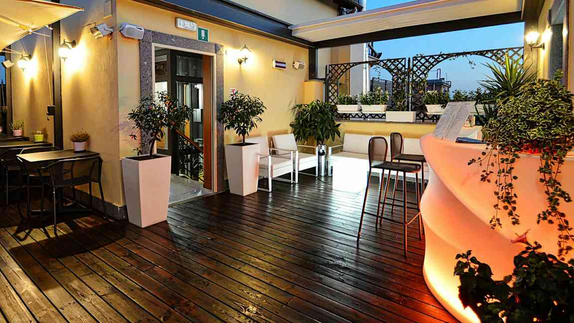 En uteplass med tremøbler og dekorasjoner i et moderne miljø. (AI-generert tekst)