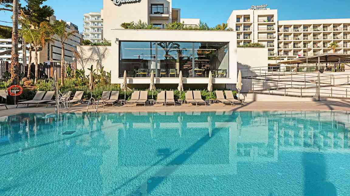 Bilde av et hotell med et basseng og solsenger foran bygningen Paradiso Garden. (AI-generert tekst)