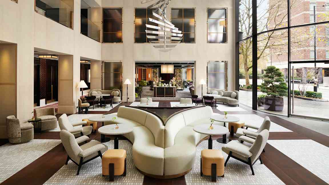 Hotellobby med elegant sittegruppe og moderne design. (AI-generert tekst)