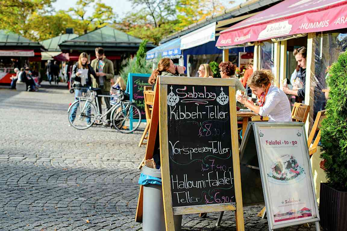 En gatekafé med uteservering og en meny på svarte tavletavlen. (AI-generert tekst)