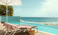 2-roms CLUB HOUSE POOL SUITE, terrasse med havutsikt nærmest havet og direkte utgang til privat, delt basseng