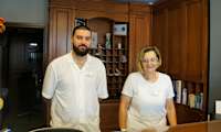 Alexandros og Alina har jobbet på hotellet i mange år og tar godt vare på gjestene sine.