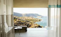Juniorsuite med privat basseng og havutsikt