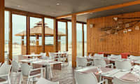 I hotellets kombinerte strandbar/à la carte-restaurant kan du avslutte dagen med en barbeque-middag