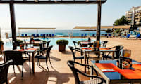 Hotellets à la carte-restaurant ligger på terrassen ved bassenget