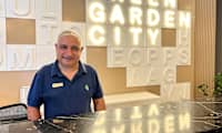 Cetin, et kjent fjes i resepsjonen som tar godt vare på gjestene