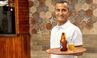 I bassengbaren står Öner klar til å servere deg i ferien