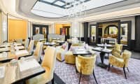 Hotellets à la carte-restaurant med lokale og internasjonale retter