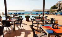 Hotellets à la carte-restaurant ligger på terrassen ved bassenget