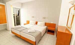 To enkeltsenger med hvite sengetepper i et hotellrom med hvit og treinnredning. (AI-generert tekst)