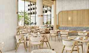 Restaurantmiljø med moderne bord og stoler, store vinduer som slipper inn naturlig lys og palmer utenfor. (AI-generert tekst)