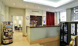 Hotellresepsjon med skranke og nøkkelskap. (AI-generert tekst)