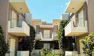 En moderne bygning med balkonger og grønne planter. (AI-generert tekst)