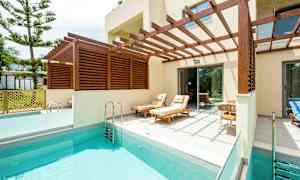 Privat basseng med solsenger under en trepergola. (AI-generert tekst)