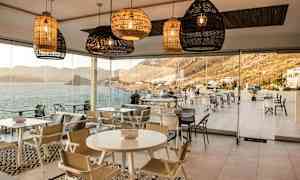 Moderne restaurant med havutsikt. (AI-generert tekst)