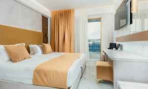 Dobbeltrom med moderne interiør og utsikt gjennom et vindu. (AI-generert tekst)