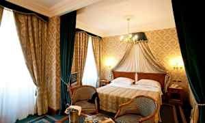 Bilde av et tradisjonelt innredet hotellrom med en dobbeltseng og elegante møbler. (AI-generert tekst)