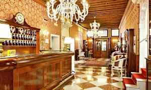 Hotellobby med resepsjon, elegant innredet med lysekroner og marmorgulv. (AI-generert tekst)