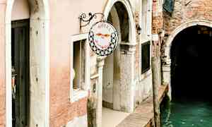 Inngang til et hotell ved en kanal i Venezia. (AI-generert tekst)