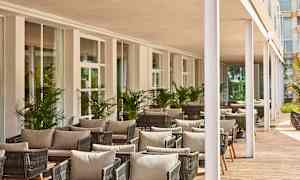 Utendørs område med sittegrupper og grøntområder. (AI-generert tekst)