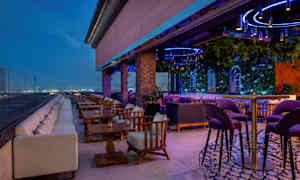 En takterrasse med utemøbler og belysning. (AI-generert tekst)