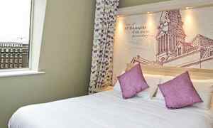 Hotellrom med en stor seng, lilla puter og detaljert veggmaleri bak sengen. (AI-generert tekst)