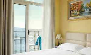 Dobbeltrom med balkong og havutsikt