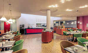 En spisesal med moderne møbler og pent dekkede bord. (AI-generert tekst)