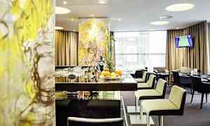 En hotellbar med stilig innredning og moderne møbler. Bord og stoler er tilgjengelige for gjestene. (AI-generert tekst)