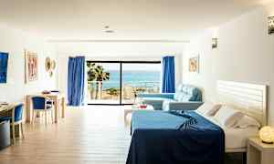 Hotellrom med havutsikt og moderne innredning. (AI-generert tekst)