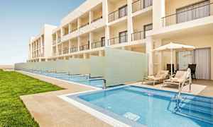 Bilde som viser en moderne hotellbygning med private bassenger foran hvert rom og solsenger under parasoller ved siden av bassengene. (AI-generert tekst)