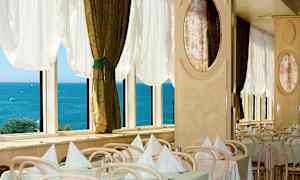 Restaurant med dekkede bord ved vinduene med utsikt over havet. (AI-generert tekst)