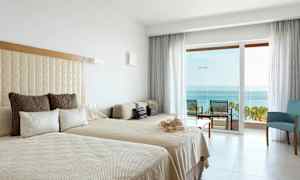 Moderne hotellrom med havutsikt. (AI-generert tekst)