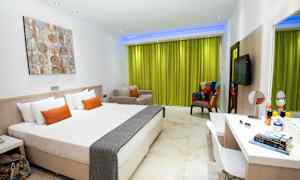 Et moderne hotellrom med hvit innredning og grønn gardin. (AI-generert tekst)