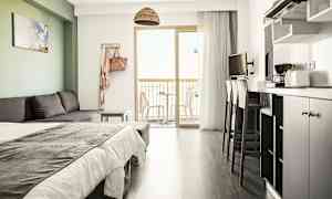 Et moderne hotellrom med sovesofa, seng, kjøkkenutstyr og balkong med utsikt. (AI-generert tekst)