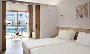 Hotellrom med to enkeltsenger og utsikt mot et utendørs basseng og solsenger. (AI-generert tekst)