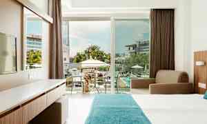 Hotellrom med utsikt over bassengområdet. (AI-generert tekst)