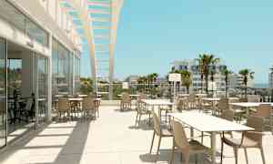 Uteservering med bord og stoler under en åpen struktur med utsikt mot palmer og bygninger. (AI-generert tekst)